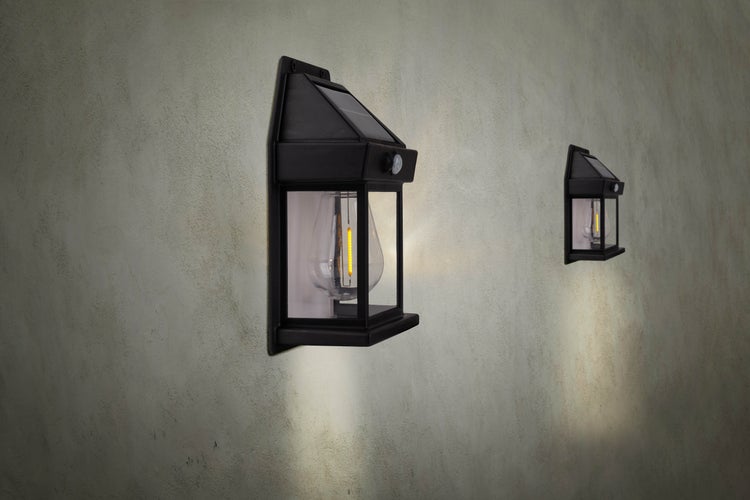 Zwei Wandleuchten mit Solarenergie und Bewegungssensor an der Wand.