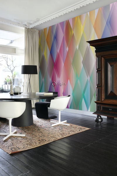 Wohnzimmer mit gemusterter Tapete, Tisch, Stühlen und Schrank