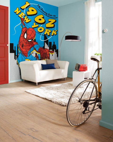 Helles Wohnzimmer mit New York Spider-Man Wandbild, Sofa und Fahrrad