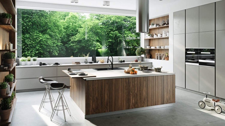 Helle Küche mit Kochinsel, Barhockern und Blick ins Grüne