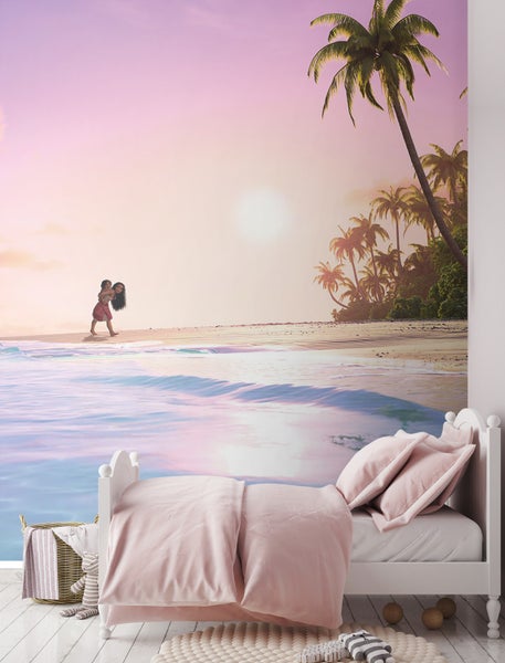 Zimmer mit Fototapete, die eine Strandlandschaft mit Palmen und spielenden Kindern zeigt