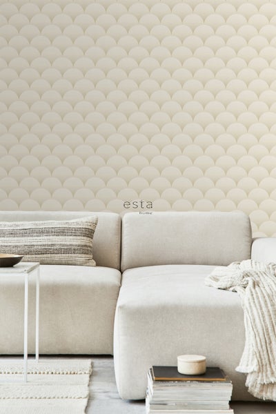 Wohnzimmer mit beiger Tapete mit Kreismuster, Sofa und Couchtisch.