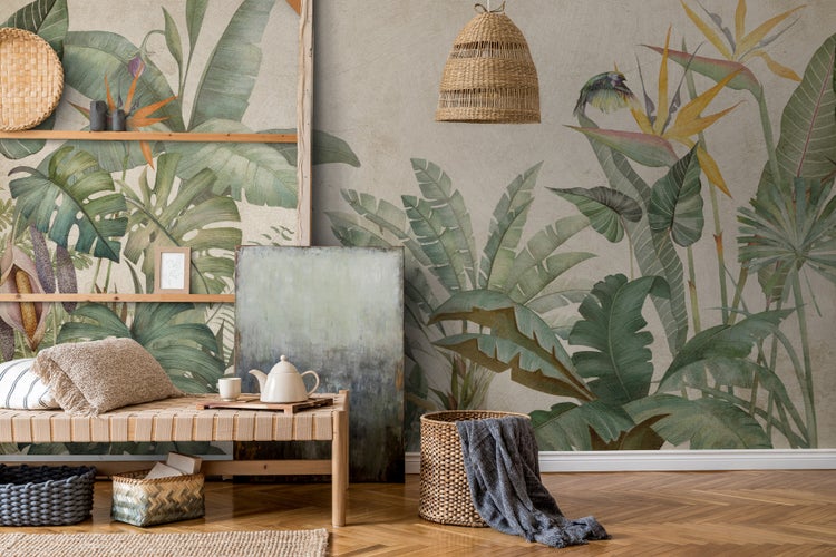 Wohnzimmer mit botanischer Wandtapete, Korbmöbeln und Holzboden für ein tropisches Ambiente