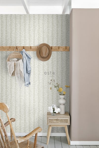 Einladender Flur mit Strickmuster-Tapete, Holzgarderobe und passenden Möbeln für einen gemütlichen Empfangsbereich