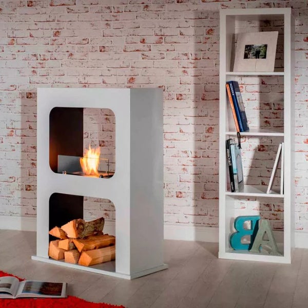 Dekorativer Bioethanolkamin mit Holzscheiten und Bücherregal in einem Wohnraum