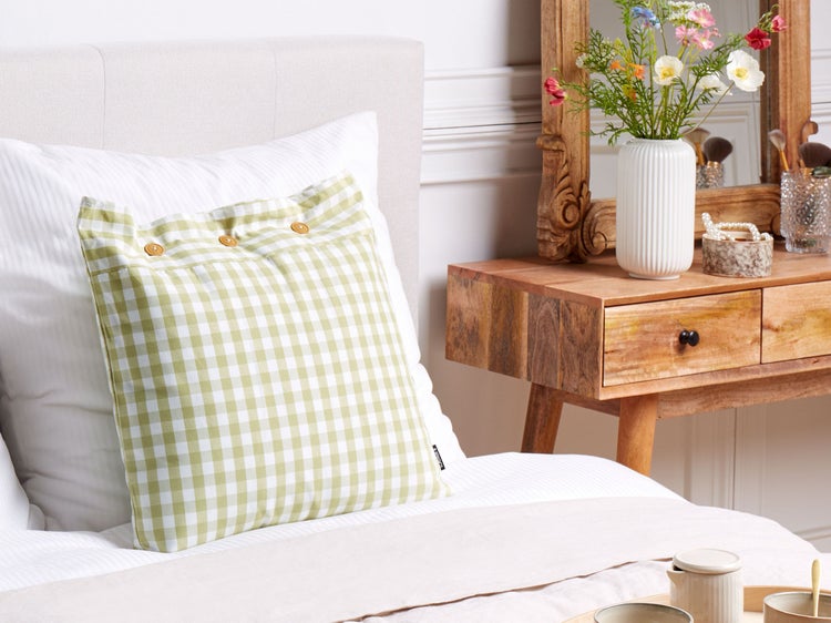 Kissen mit Karomuster und Knopfleiste