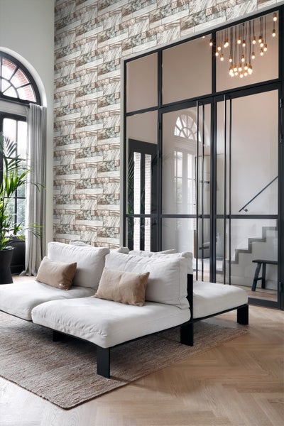 Modernes Wohnzimmer mit Steinmauer-Tapete, Sofa und Glastür