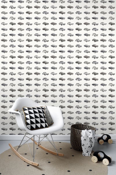 Wandgestaltung mit Auto-Motiv, Sessel und Dekoration