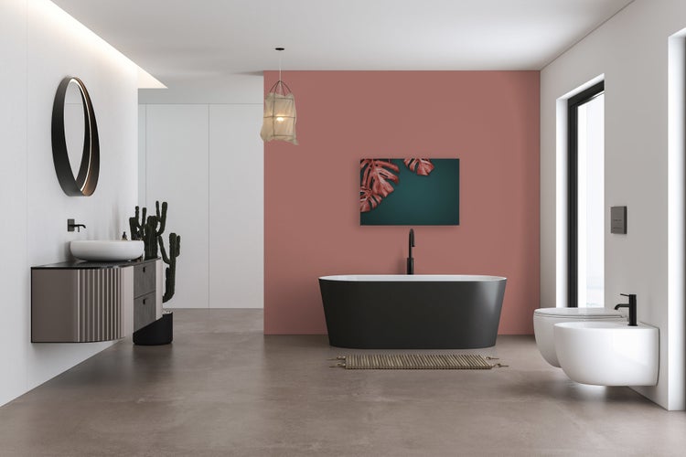 Modernes Badezimmer mit freistehender Badewanne, wandhängendem Waschbecken und hängendem WC vor einer strukturierten Wand in gedecktem Altrosa.