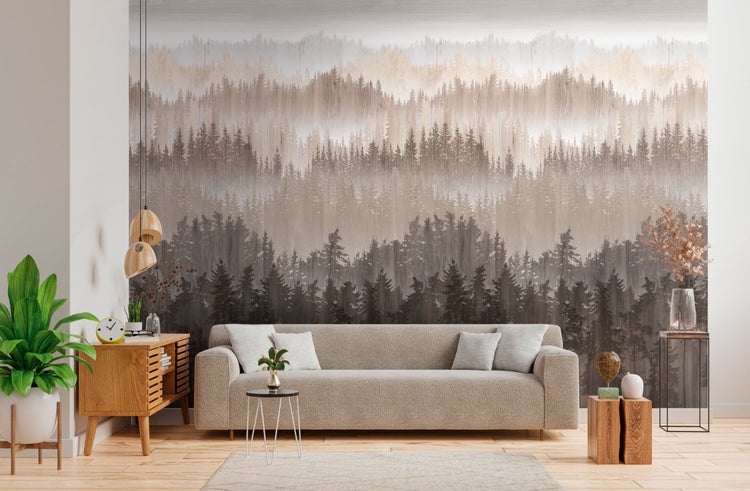 Wohnzimmer mit Sofa, Beistelltischen und einem Wandbild mit Waldmotiv für eine naturnahe Atmosphäre