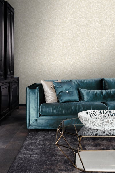 Wohnzimmer mit gemusterter Tapete, blaugrünem Sofa und Couchtisch