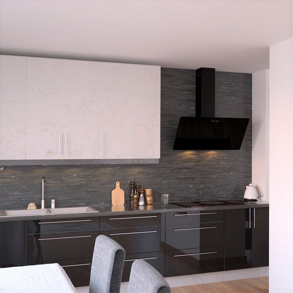 Küchenszene mit Küchenmöbeln, Dunstabzugshaube und Küchenutensilien