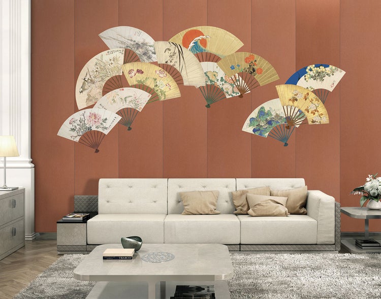 Wohnzimmer mit Sofa und Wanddekoration in Fächerform