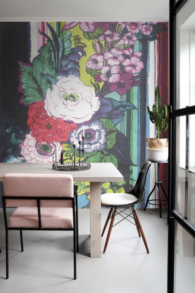 Esszimmer mit floraler Tapete, Esstisch und Stühlen