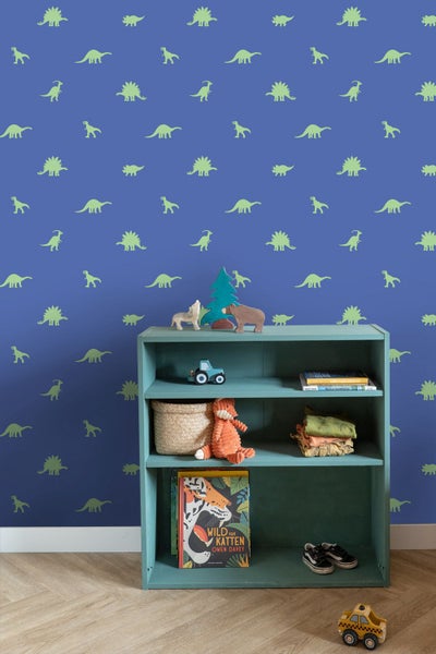 Kinderzimmer mit blauem Dinosaurier-Tapetenmuster und einem blauen Regal mit Spielzeug und Büchern