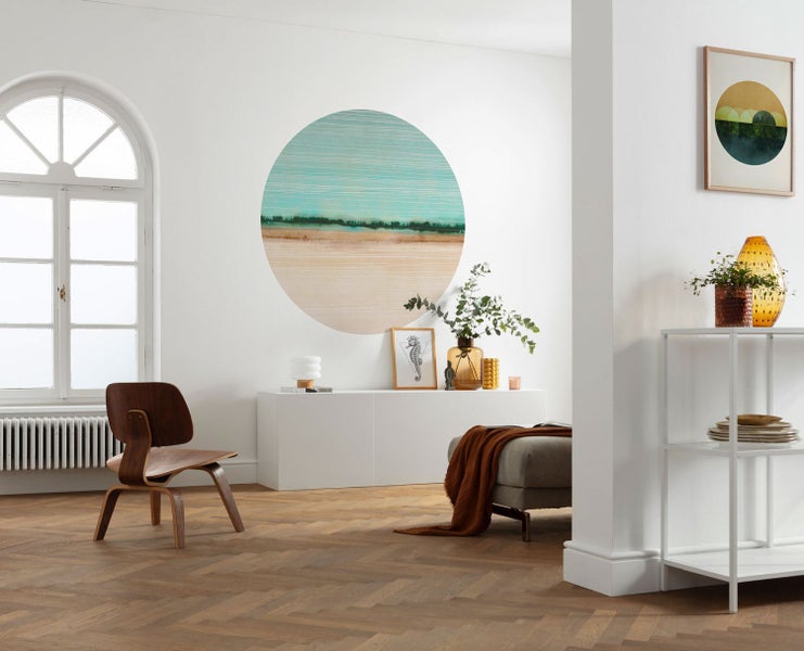 Heller Raum mit Holzstuhl, Fußhocker, Regal und Wanddekorationen für eine freundliche Atmosphäre