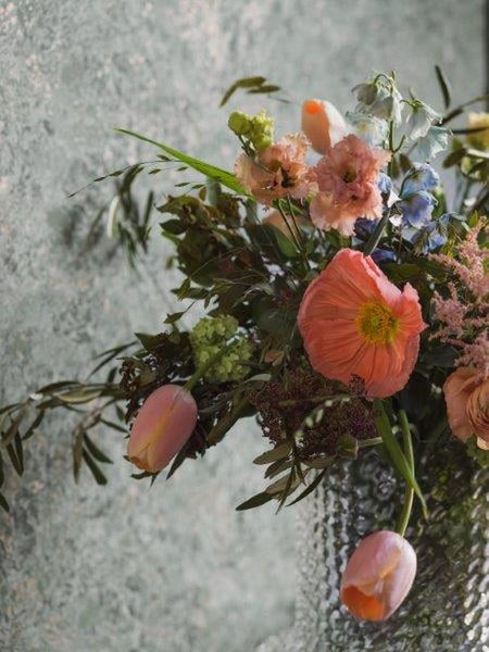 Mehrere Adirondack Stühle mit Fußstützen auf einem Holzsteg mit Seeblick