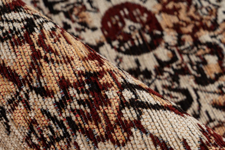 Nahaufnahme eines gewebten Teppichs mit orientalischem Muster.