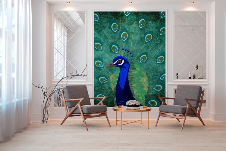 Fototapete mit Pfau-Motiv in einem modernen Wohnzimmer mit grauen Sesseln, Spiegelpaneelen und einem goldenen Couchtisch.