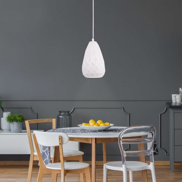 Esstischszene mit Pendelleuchte, Stühlen und Dekorationen in einem Esszimmer