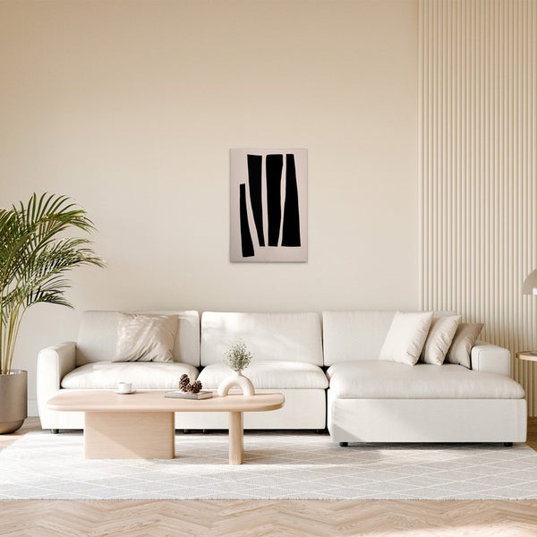 Wohnzimmer mit Sofa, Couchtisch und einem abstrakten Kunstwerk an der Wand