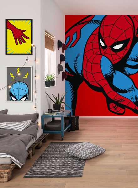 Dekoriertes Zimmer mit Bett, Teppich und Wandbild von Spider-Man.