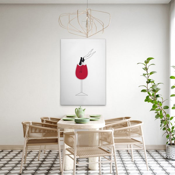 Dekoratives Bild mit einer Frau, die in ein Weinglas taucht, hängt über einem Esstisch.