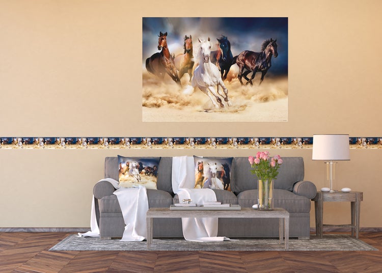 Wohnzimmer mit Wandbild und Bordüre mit Pferde-Motiv sowie Sofa mit Kissen