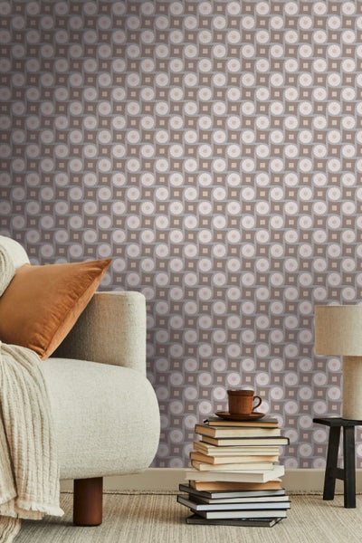 Schwarze Kofferraumwanne mit gelben Befestigungselementen