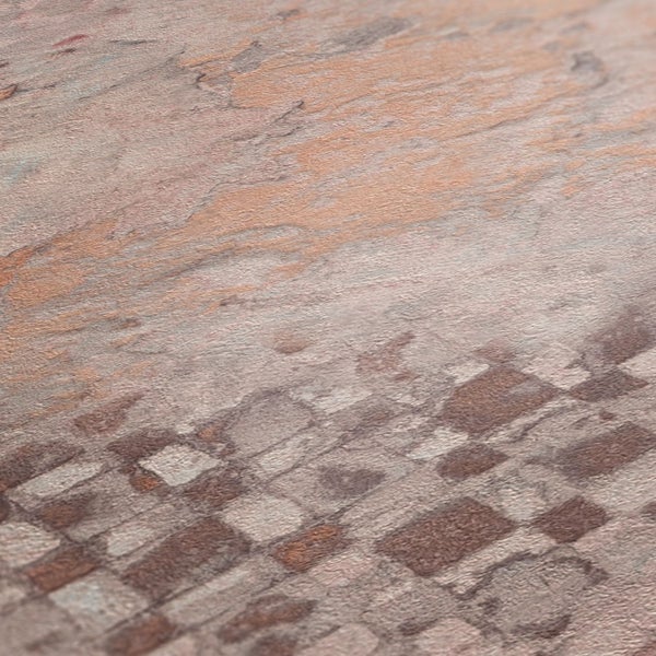 Schlafzimmer mit Bett, Leiter, Stuhl und gemusterter Tapete