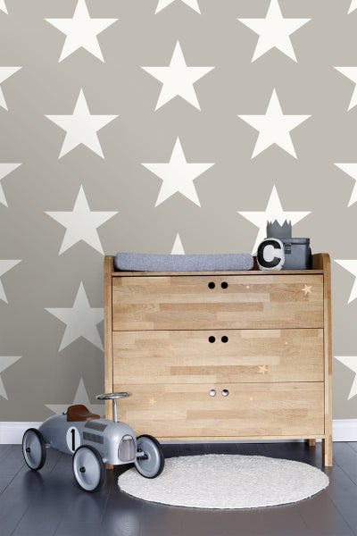 Kinderzimmer Szene mit Wickelkommode, Spielzeugauto und Sternentapete