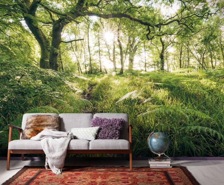 Szene mit Waldtapete, Sofa, Teppich und Globus