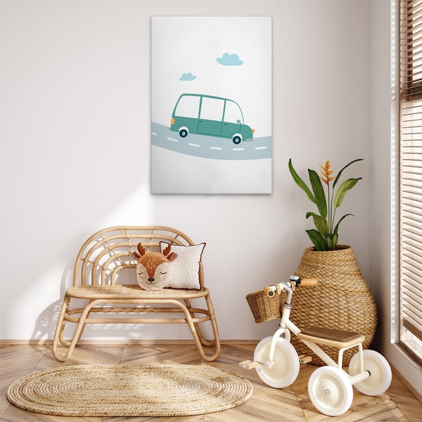 Kinderzimmerdekoration mit Bild eines Busses, Rattansessel und Dreirad