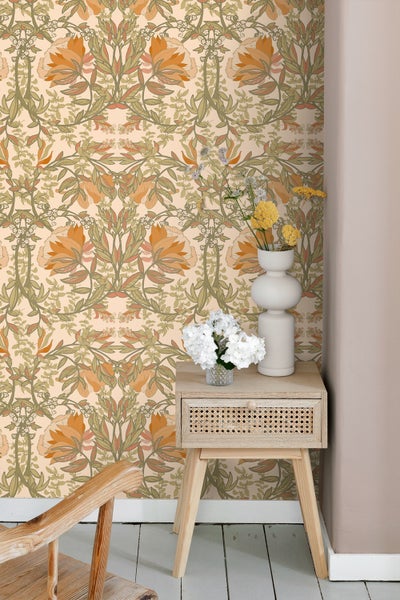 Dekoratives Zimmer mit gemusterter Tapete, einem Nachttisch und Blumenvasen.