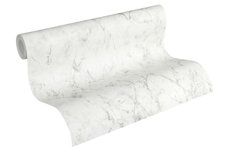 Wohnzimmer mit Sofa, Teppich, Tisch, Stehlampe und einer Wand mit Marmorstruktur.