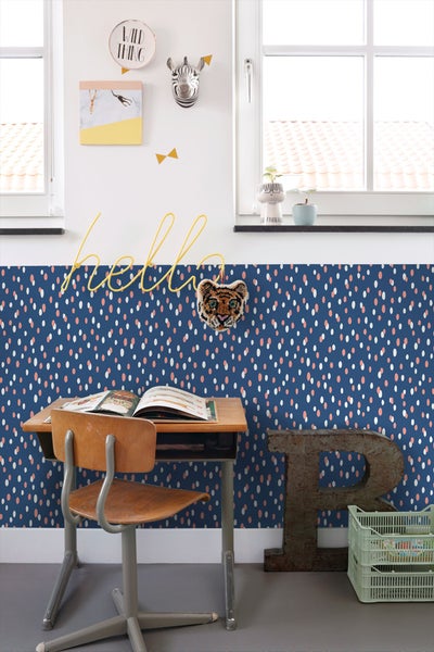 Helles Zimmer mit Schreibtisch, Stuhl und dekorativer Wandtapete