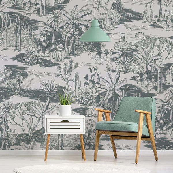 Dekoriertes Zimmer mit Sessel, Nachttisch und Wüstentapete