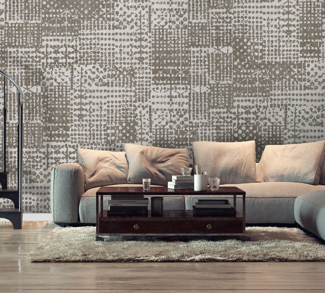 Wohnzimmer mit gemusterter Tapete, Sofa und Couchtisch