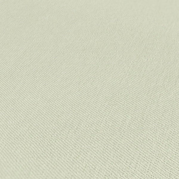 Esszimmer mit Esstisch, Stühlen und geometrischer Tapete