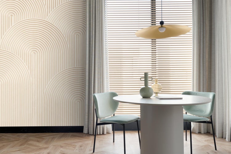 Esszimmer mit strukturierter Wand, Tisch und Stühlen