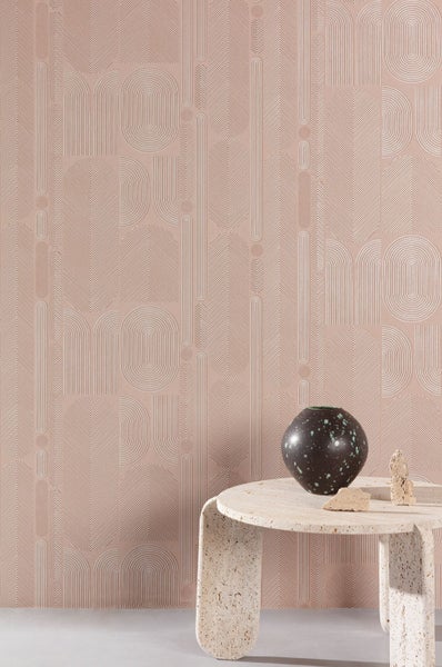 Tapete mit geometrischem Muster auf einer Wand, Tisch mit Dekorationselementen im Raum