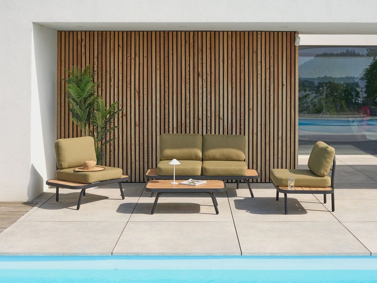 Gartenmöbel-Set mit Sofa, Sessel und Tisch neben einem Pool