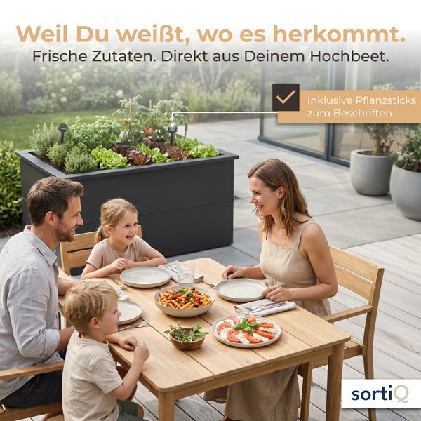 Helle Terrasse mit einer Familie am Holztisch neben einem anthrazitfarbenen Metall-Hochbeet mit Kräutern. Inklusive Pflanzsticks. sortiQ Logo.