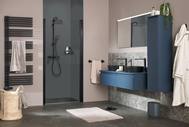 Modernes Badezimmer mit Dusche, Waschtisch und Heizkörper