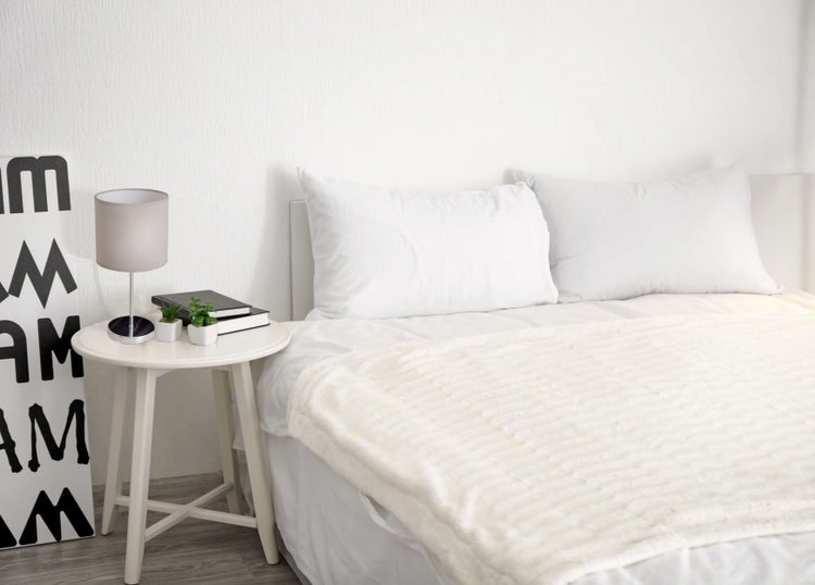 Gartenansicht mit dekorativer Gartenfackel und Ziergräsern