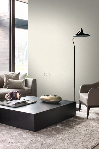 Wohnzimmer mit Sofa, Sessel, Couchtisch, Stehlampe und gemusterter Tapete