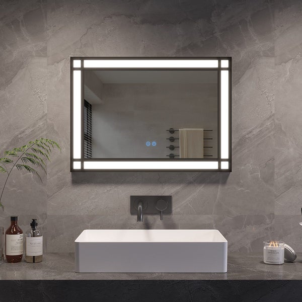Rechteckiger Badezimmerspiegel mit LED Beleuchtung und Touch Funktion montiert an einer gefliesten Wand über einem Waschbecken.