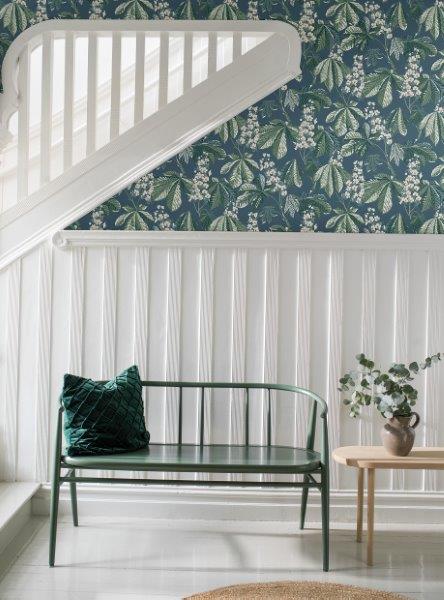 Weißer runder Tisch mit Montageanleitung