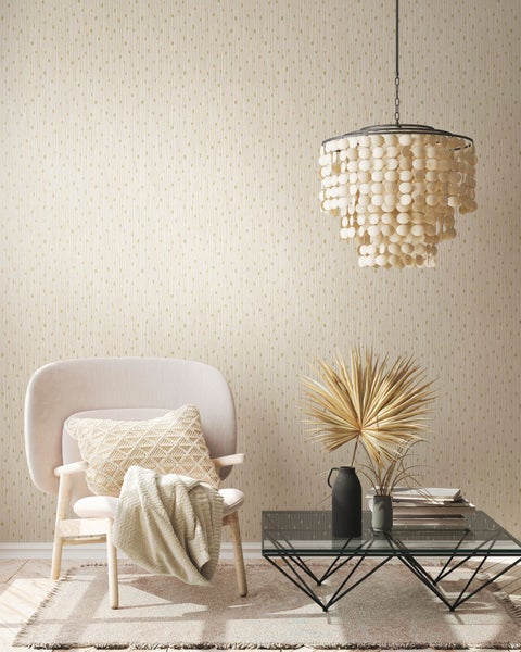 Landschaft mit See, Bäumen und schneebedeckten Bergen