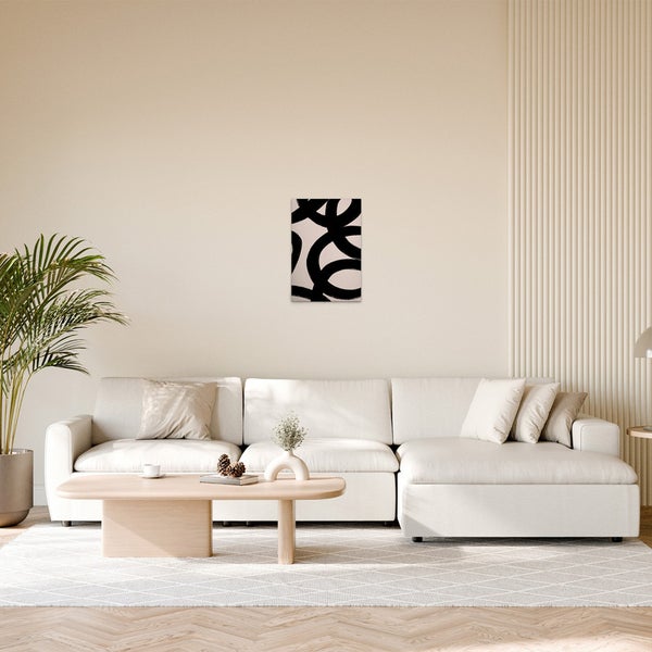 Gemälde mit abstraktem Kreismotiv an einer Wand über einem Sofa in einem Wohnzimmer.